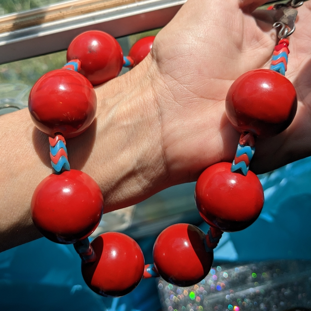 VTG CHUNKY PLASTIC BEADED NECKLACE